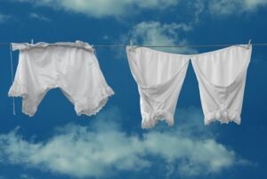 Unas bragas blancas tendidas en una cuerda bajo cielo azul