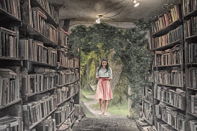 Un pasadizo con estanterías a los lados llenas de libros y una mujer que entra desde el fondo leyendo