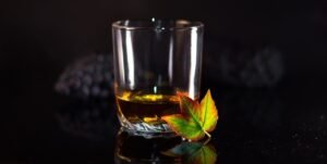 Vaso de Wiski sobre una mesa