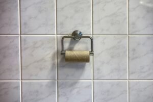 Soporte de papel higiénico con un rollo terminado