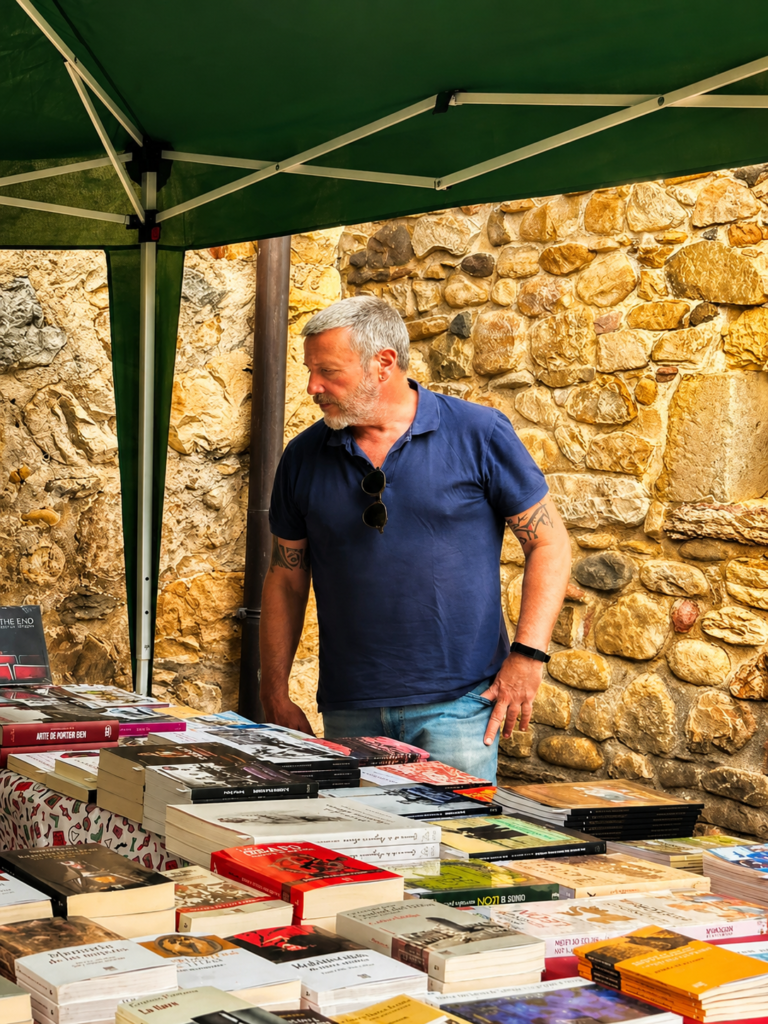 Ignacio Chavarría visitando la feria del libro de la vecilla